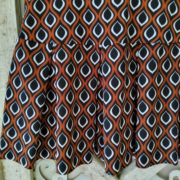 Jolie & Joy Women's Junior Pullon Elastic Waist Pleated Mini Skirt in Geometric - Picture 4 of 6